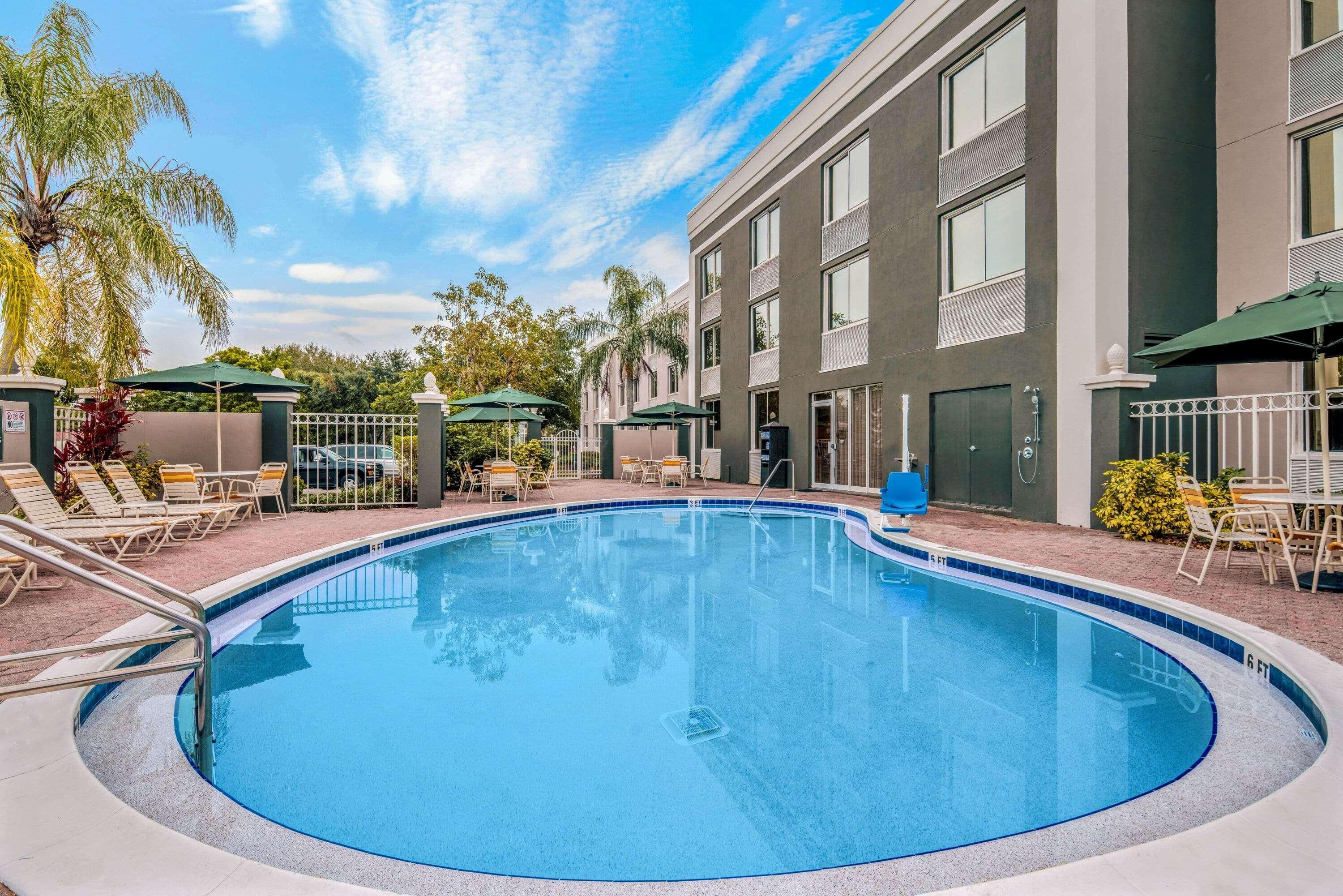 La Quinta By Wyndham Naples Downtown Hotel Exterior photo