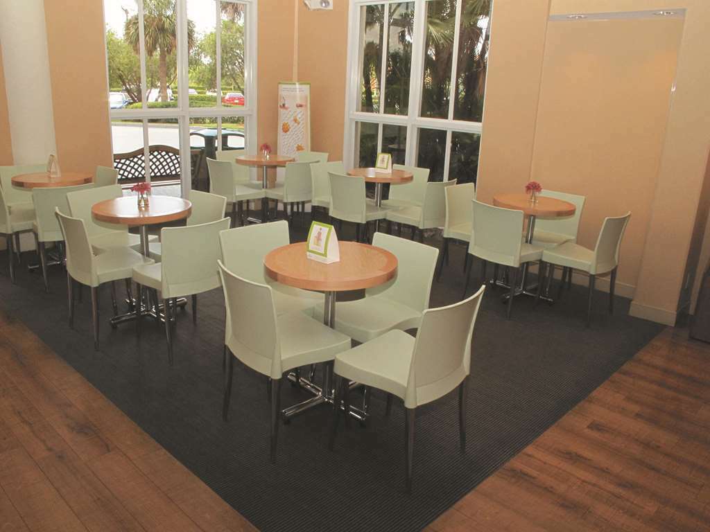 La Quinta By Wyndham Naples Downtown Hotel Facilities photo